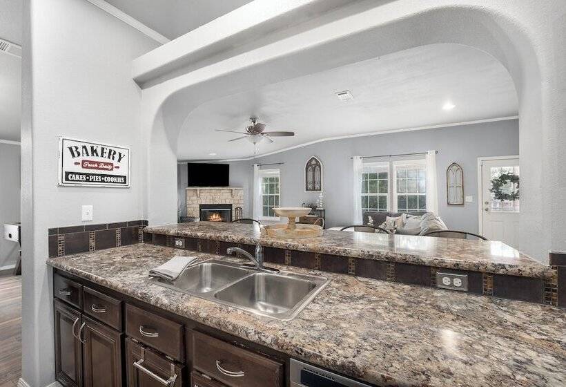 Canyon Lake Retreat W/ Hot Tub, Fire Pit & Grill!