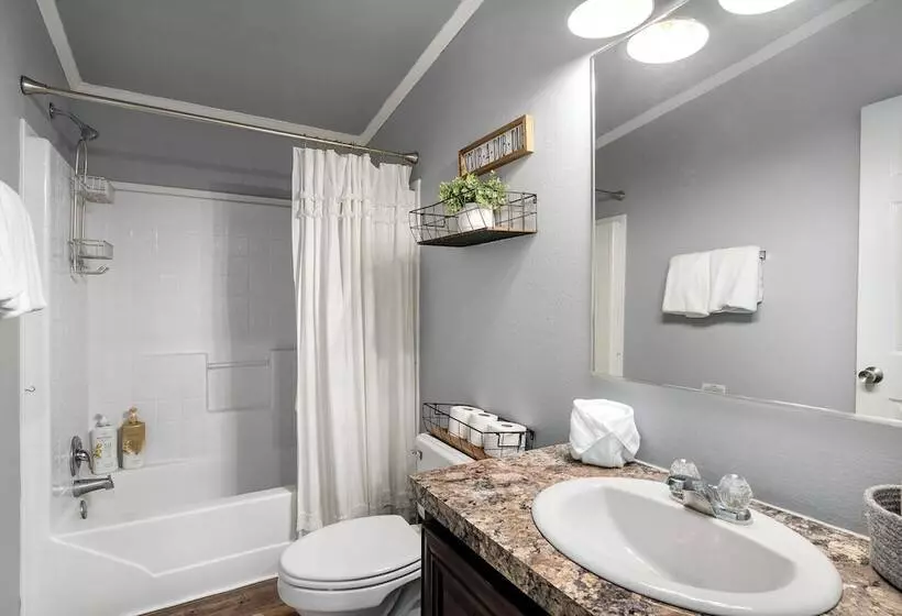 Canyon Lake Retreat W/ Hot Tub, Fire Pit & Grill!