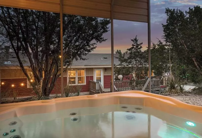 Canyon Lake Retreat W/ Hot Tub, Fire Pit & Grill!