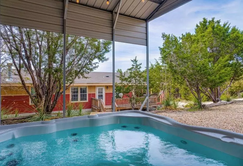 Canyon Lake Retreat W/ Hot Tub, Fire Pit & Grill!