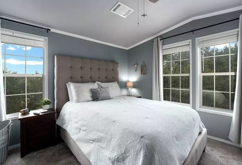 Canyon Lake Retreat W/ Hot Tub, Fire Pit & Grill!