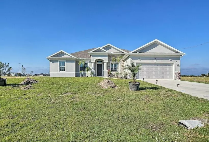 Screened In Patio & Grill: Cape Coral Retreat