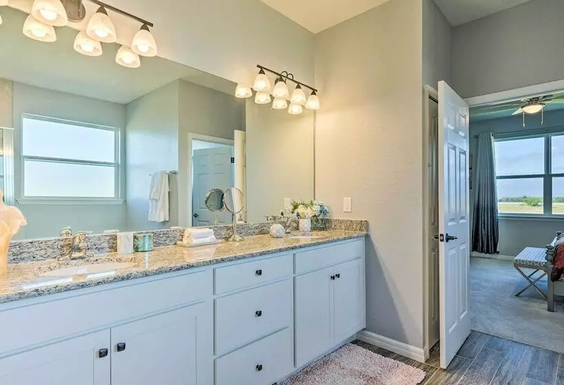 Screened In Patio & Grill: Cape Coral Retreat