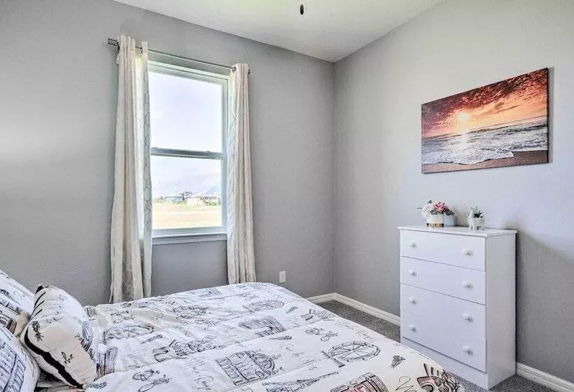 Screened In Patio & Grill: Cape Coral Retreat