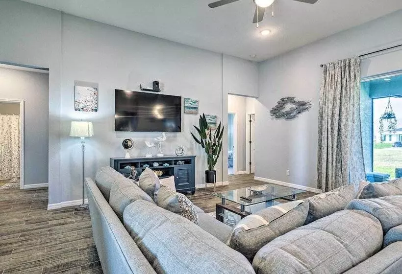 Screened In Patio & Grill: Cape Coral Retreat