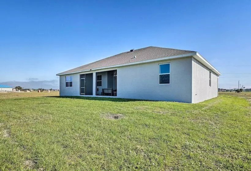 Screened In Patio & Grill: Cape Coral Retreat