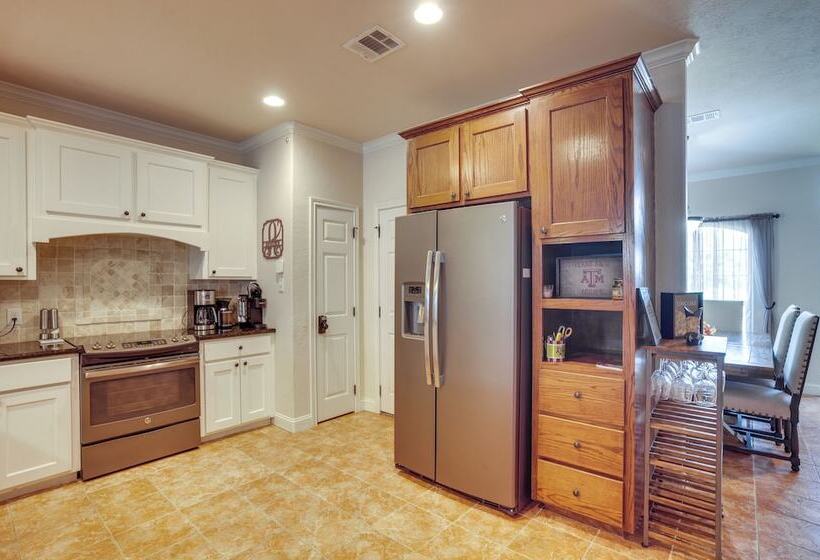 College Station Family Home: 3 Mi To Texas A&m!