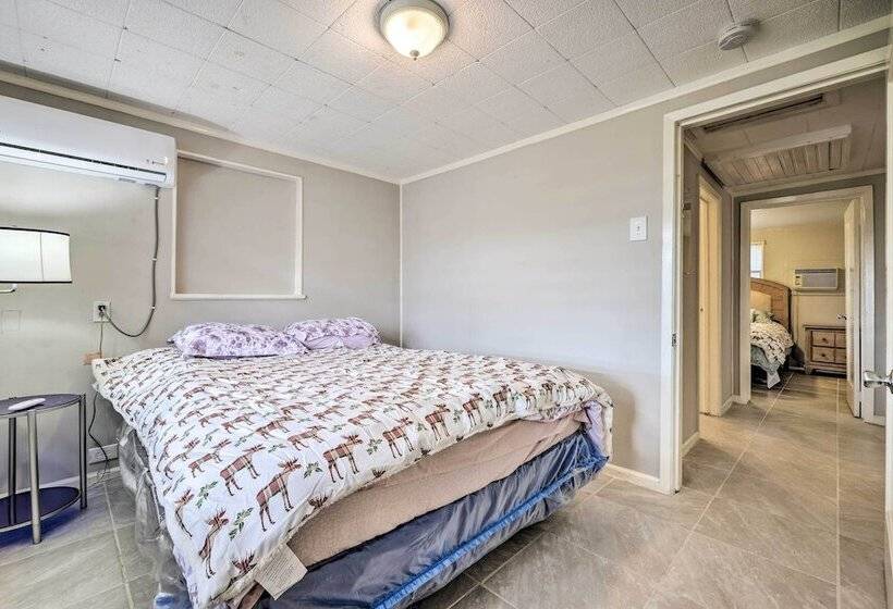 Convenient Canyon Lake Home W/ Deck & Grill!