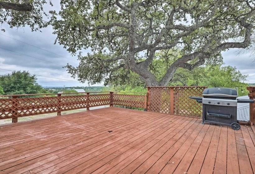 Convenient Canyon Lake Home W/ Deck & Grill!