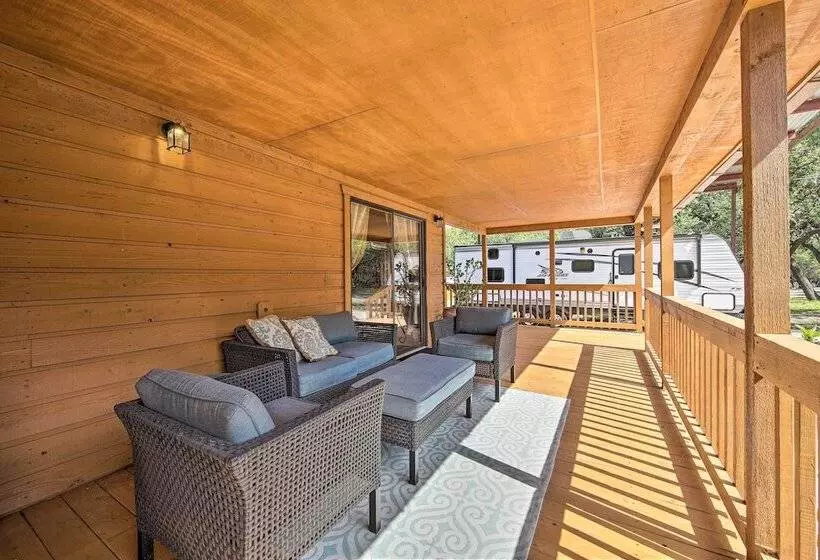 Couples Cabin W/ Luxury Deck, 1 Mi To Canyon Lake!