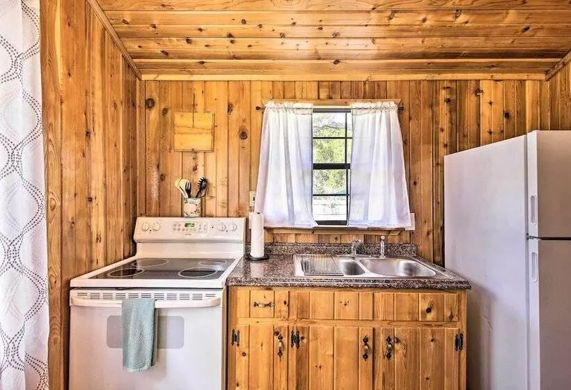 Couples Cabin W/ Luxury Deck, 1 Mi To Canyon Lake!