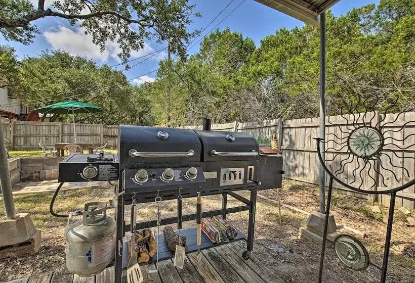 Couples Cabin W/ Luxury Deck, 1 Mi To Canyon Lake!