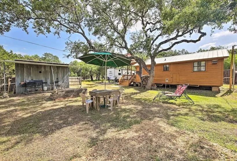 Couples Cabin W/ Luxury Deck, 1 Mi To Canyon Lake!