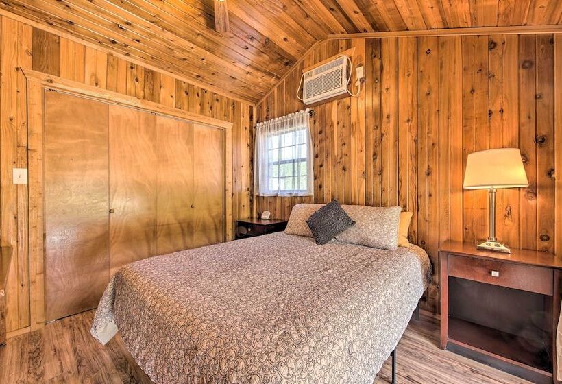 Couples Cabin W/ Luxury Deck, 1 Mi To Canyon Lake!