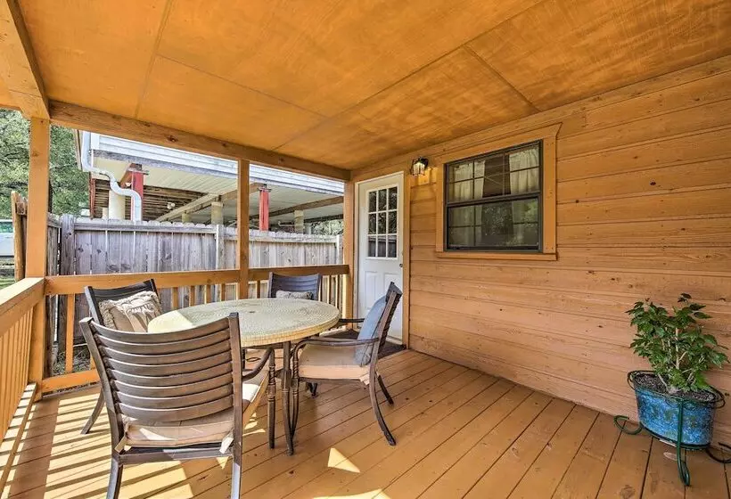 Couples Cabin W/ Luxury Deck, 1 Mi To Canyon Lake!