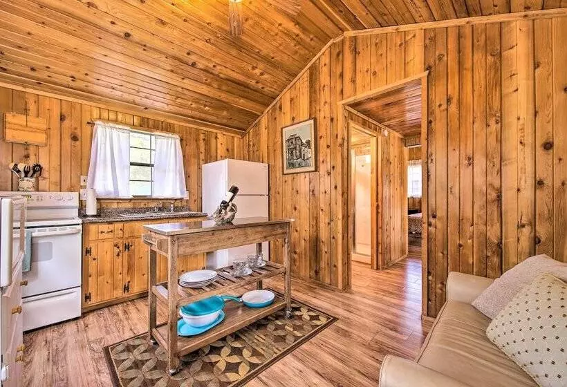 Couples Cabin W/ Luxury Deck, 1 Mi To Canyon Lake!