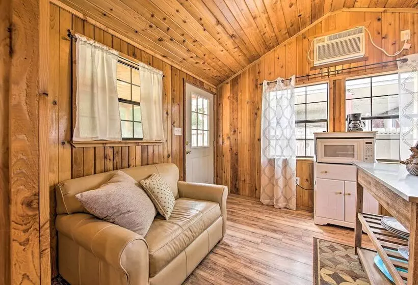 Couples Cabin W/ Luxury Deck, 1 Mi To Canyon Lake!