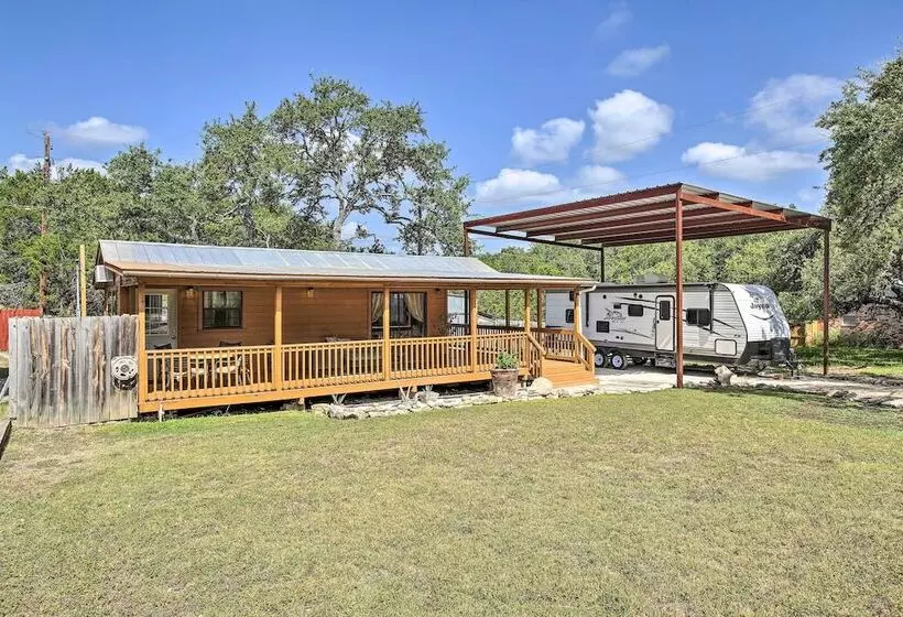 Couples Cabin W/ Luxury Deck, 1 Mi To Canyon Lake!