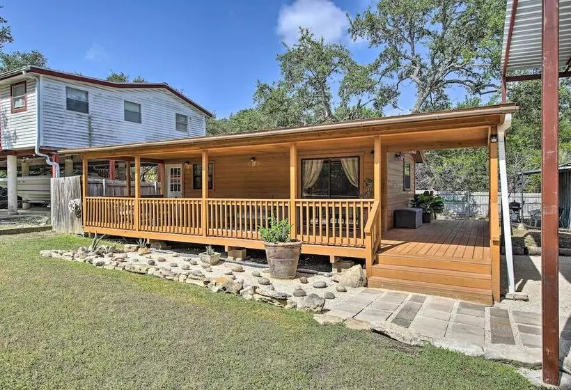 Couples Cabin W/ Luxury Deck, 1 Mi To Canyon Lake!