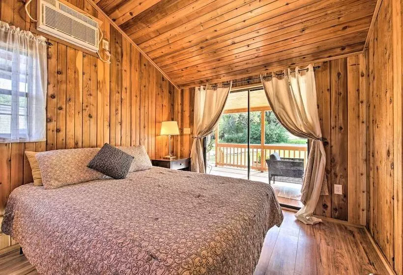 Couples Cabin W/ Luxury Deck, 1 Mi To Canyon Lake!