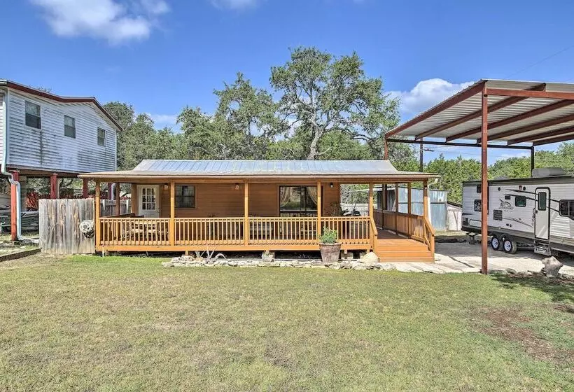 Couples Cabin W/ Luxury Deck, 1 Mi To Canyon Lake!