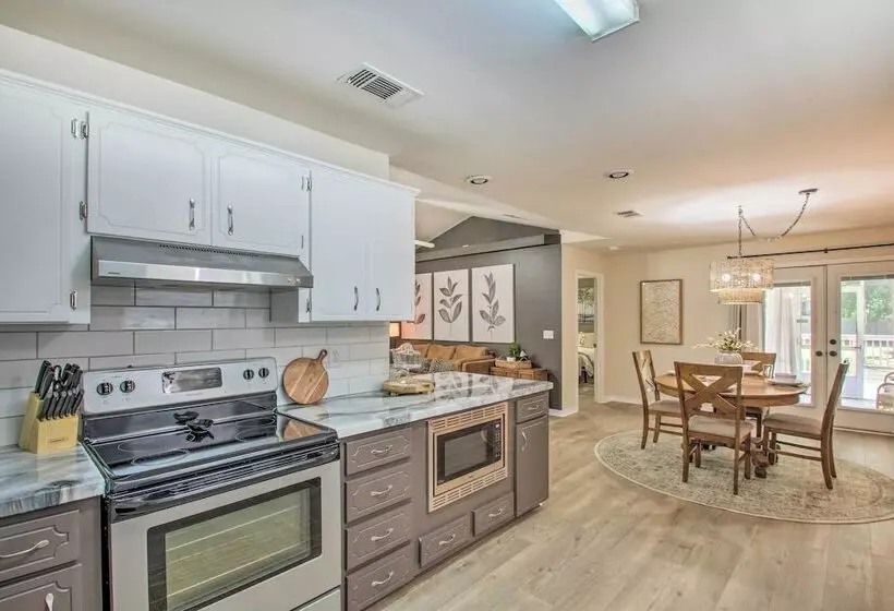 Cozy Modern Pensacola Home: Large Yard, Grill
