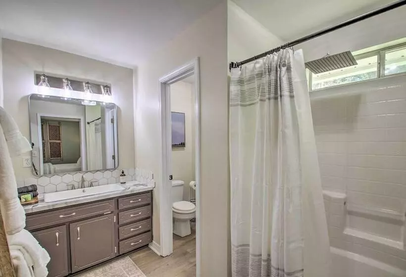 Cozy Modern Pensacola Home: Large Yard, Grill