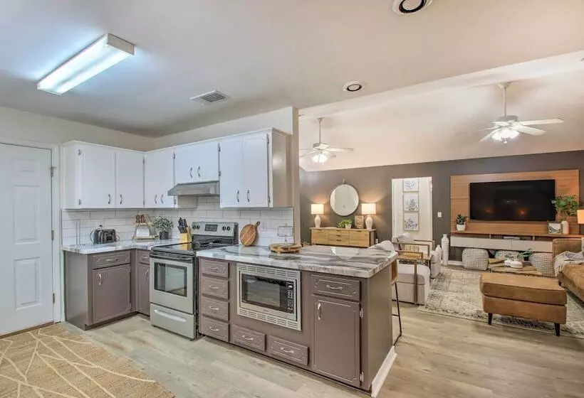 Cozy Modern Pensacola Home: Large Yard, Grill