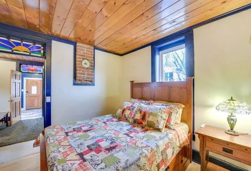 0601: Downtown Salida Cottage W/ Fireplace + Yard