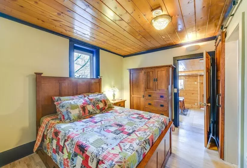 0601: Downtown Salida Cottage W/ Fireplace + Yard