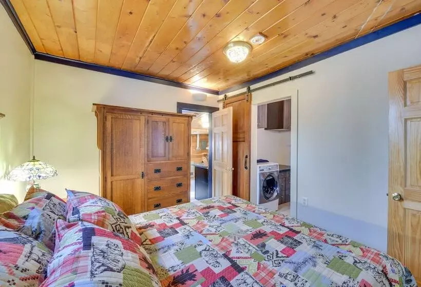 0601: Downtown Salida Cottage W/ Fireplace + Yard