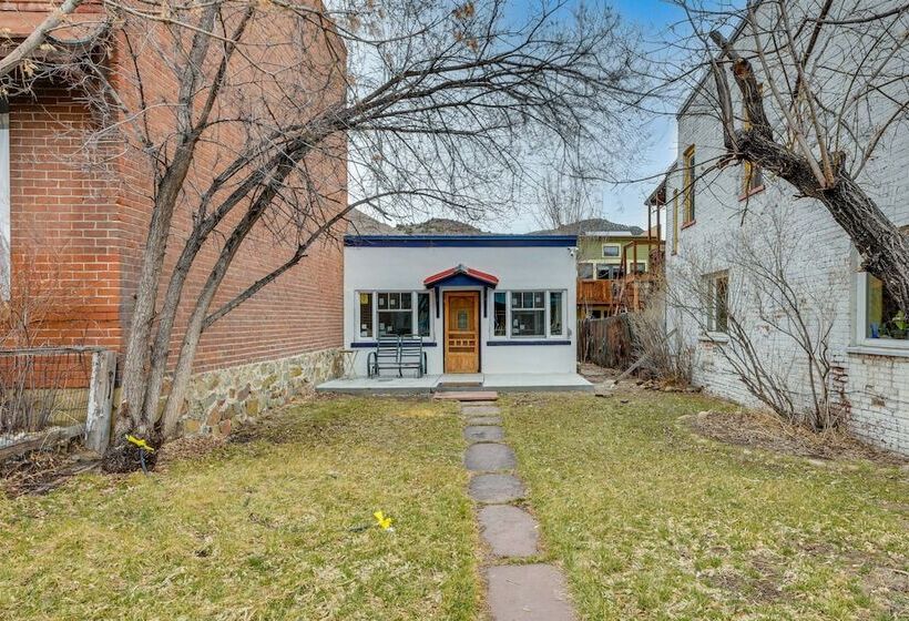 0601: Downtown Salida Cottage W/ Fireplace + Yard