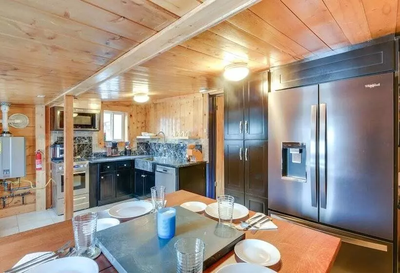 0601: Downtown Salida Cottage W/ Fireplace + Yard