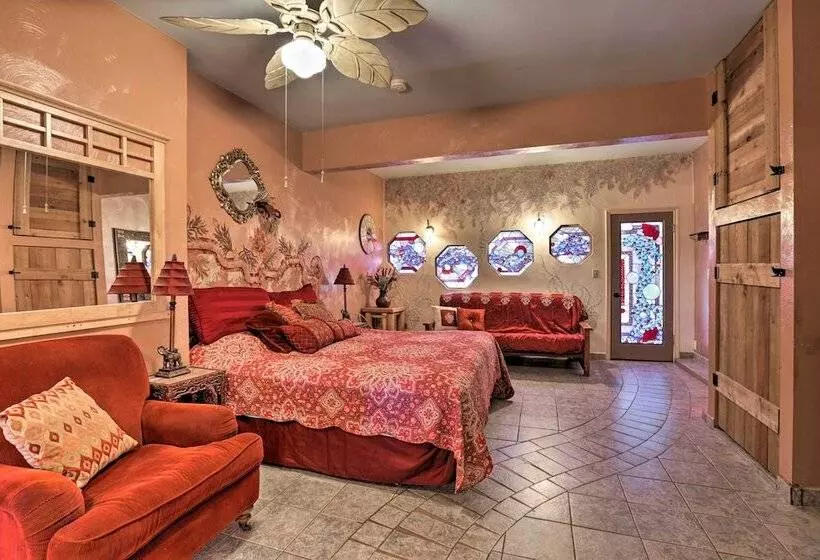 Exotic Home W/ Patio & Grill: Walk To Canyon Lake!