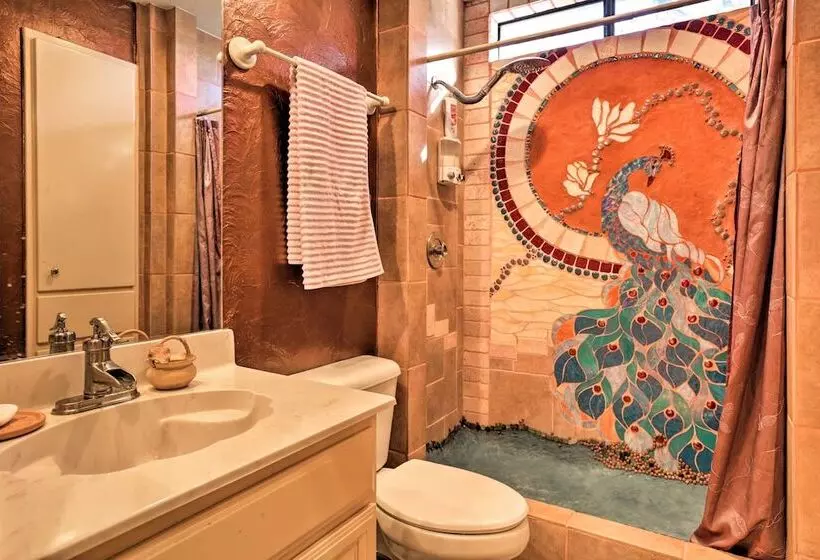 Exotic Home W/ Patio & Grill: Walk To Canyon Lake!