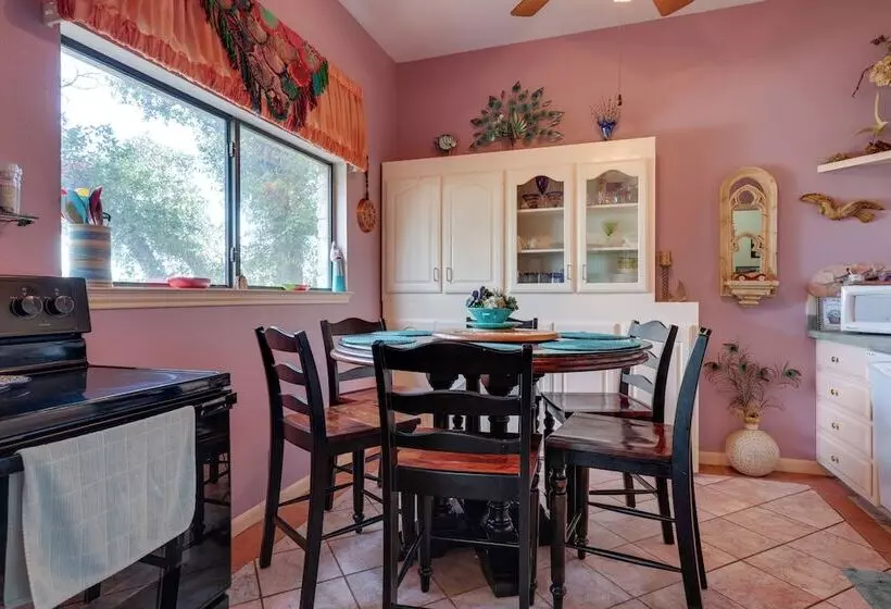 Exotic Home W/ Patio & Grill: Walk To Canyon Lake!
