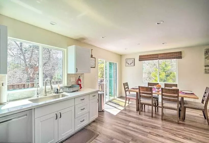 Family Home W/ Deck & View, 4 Mi To Lake Arrowhead