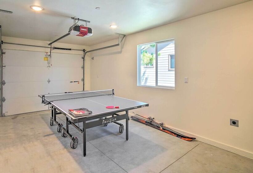 Family Home W/ Deck & View, 4 Mi To Lake Arrowhead