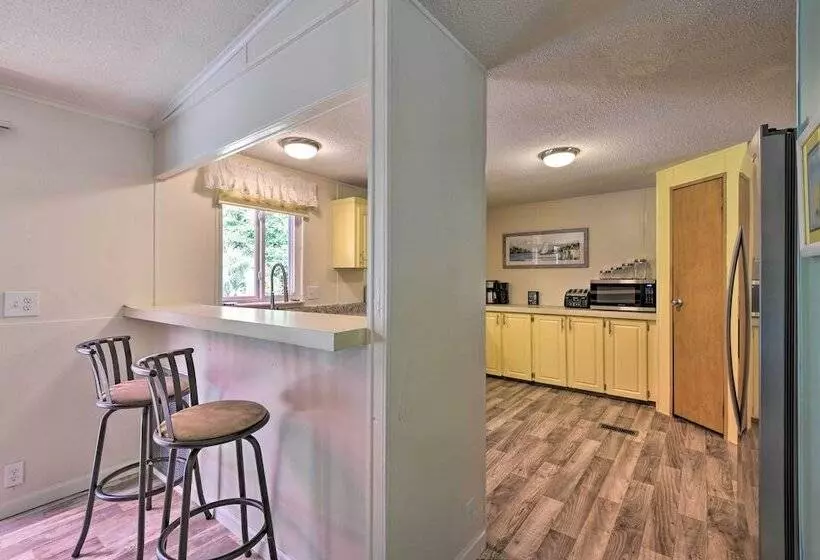 House W/ Deck + Fireplace, Walk To State Park