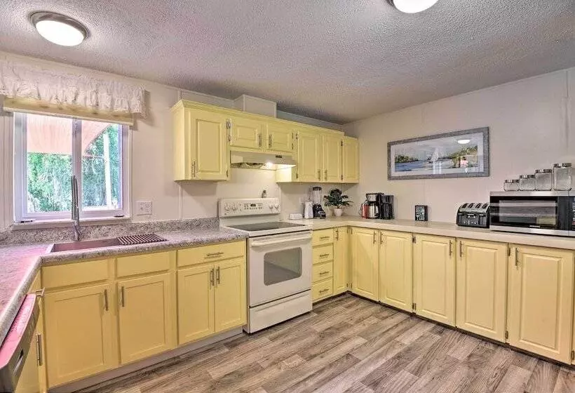 House W/ Deck + Fireplace, Walk To State Park