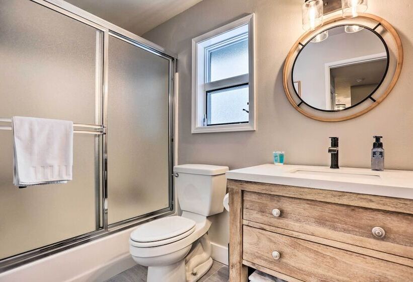 Modern Sunriver Home W/ Hot Tub: Ski, Hike & Bike!