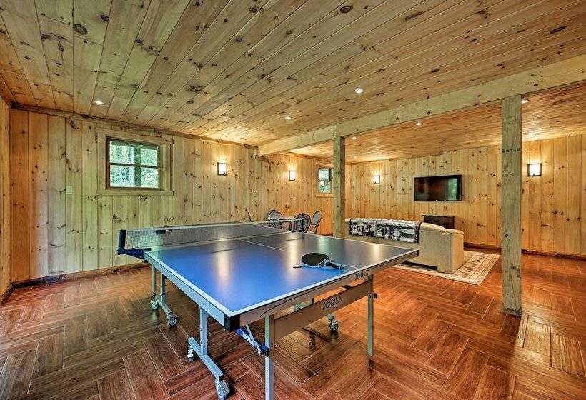 Private Chester Home W/ Deck, Mins To Skiing!