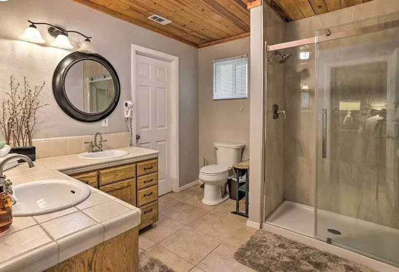 Remodeled Crestline Retreat: Walk To Lake Gregory!