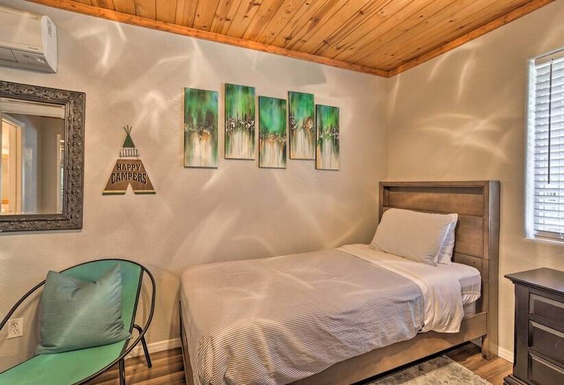 Remodeled Crestline Retreat: Walk To Lake Gregory!