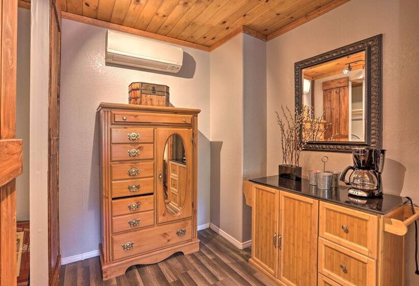 Remodeled Crestline Retreat: Walk To Lake Gregory!