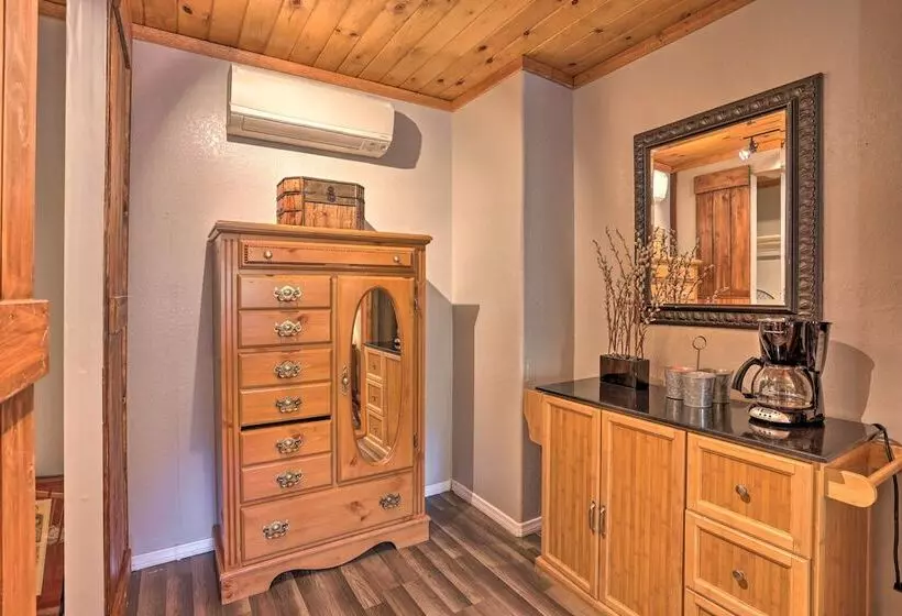 Remodeled Crestline Retreat: Walk To Lake Gregory!