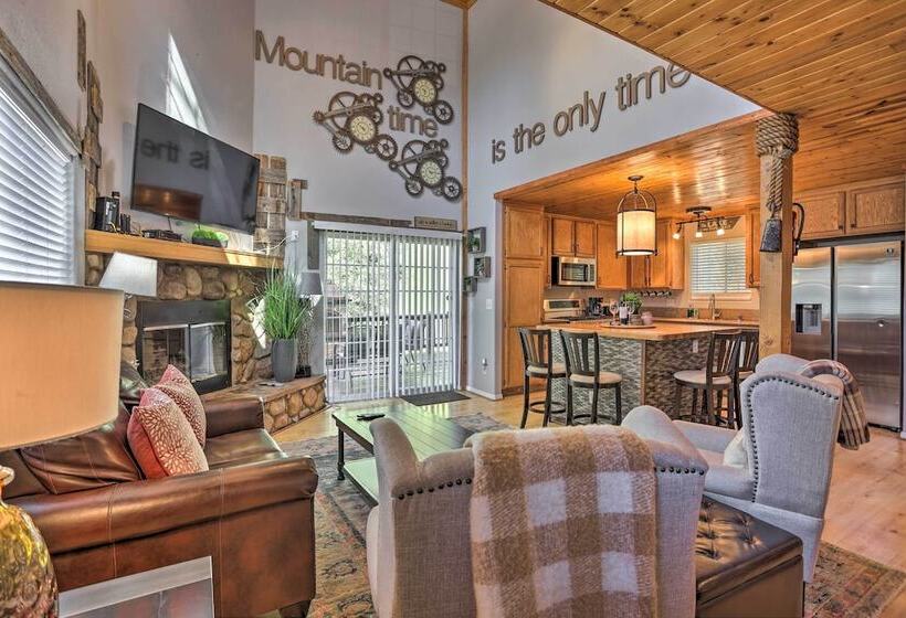 Remodeled Crestline Retreat: Walk To Lake Gregory!