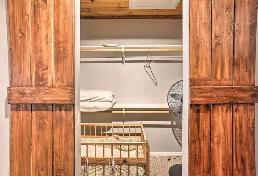 Remodeled Crestline Retreat: Walk To Lake Gregory!