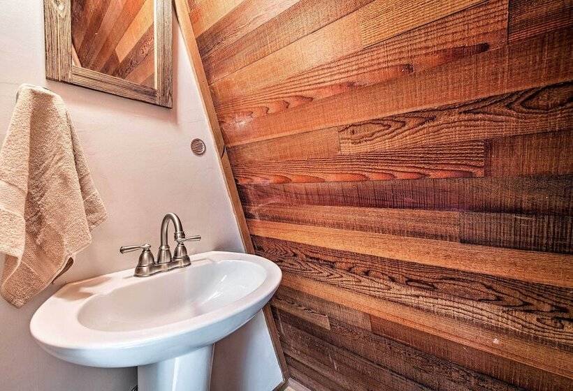 Riverfront Gold Bar Cabin W/ Hot Tub & Mtn Views!