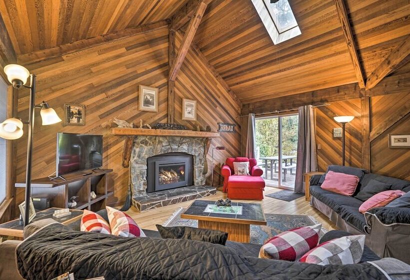 Riverfront Gold Bar Cabin W/ Hot Tub & Mtn Views!